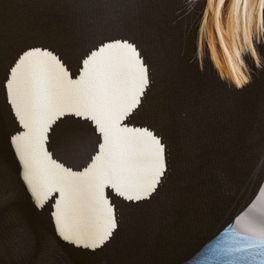 Retro…Flower Power…Cute Black n White Sweater - Picture 3 of 4